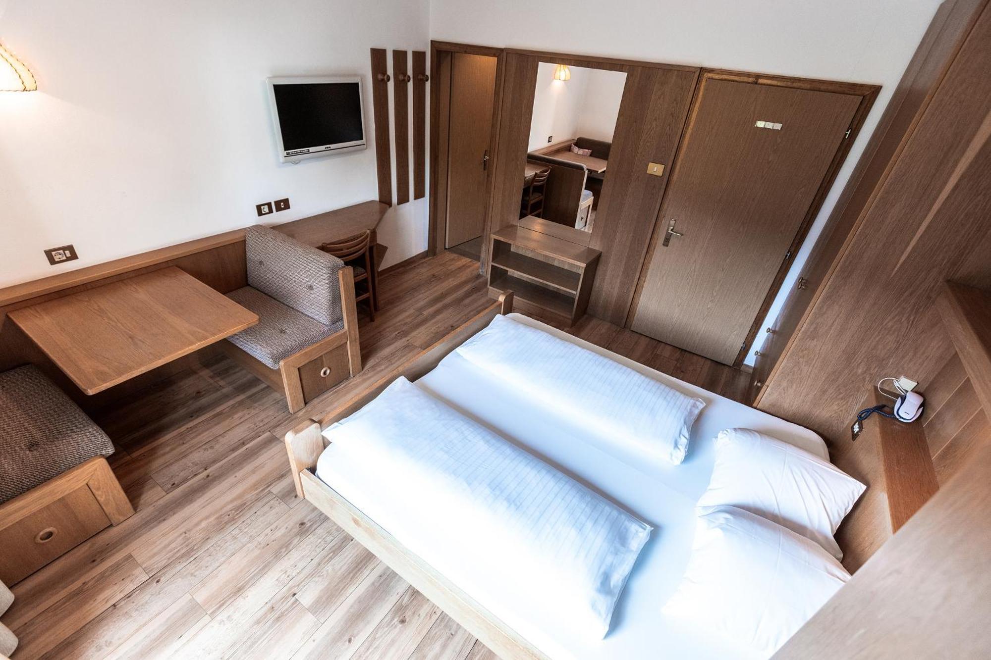 Hotel Zum Loewen - Al Leone Мелтина Екстериор снимка