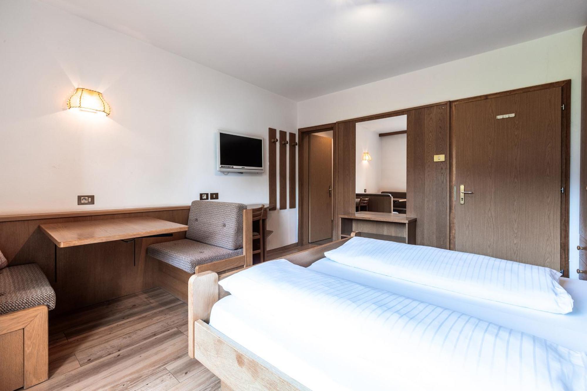 Hotel Zum Loewen - Al Leone Мелтина Екстериор снимка