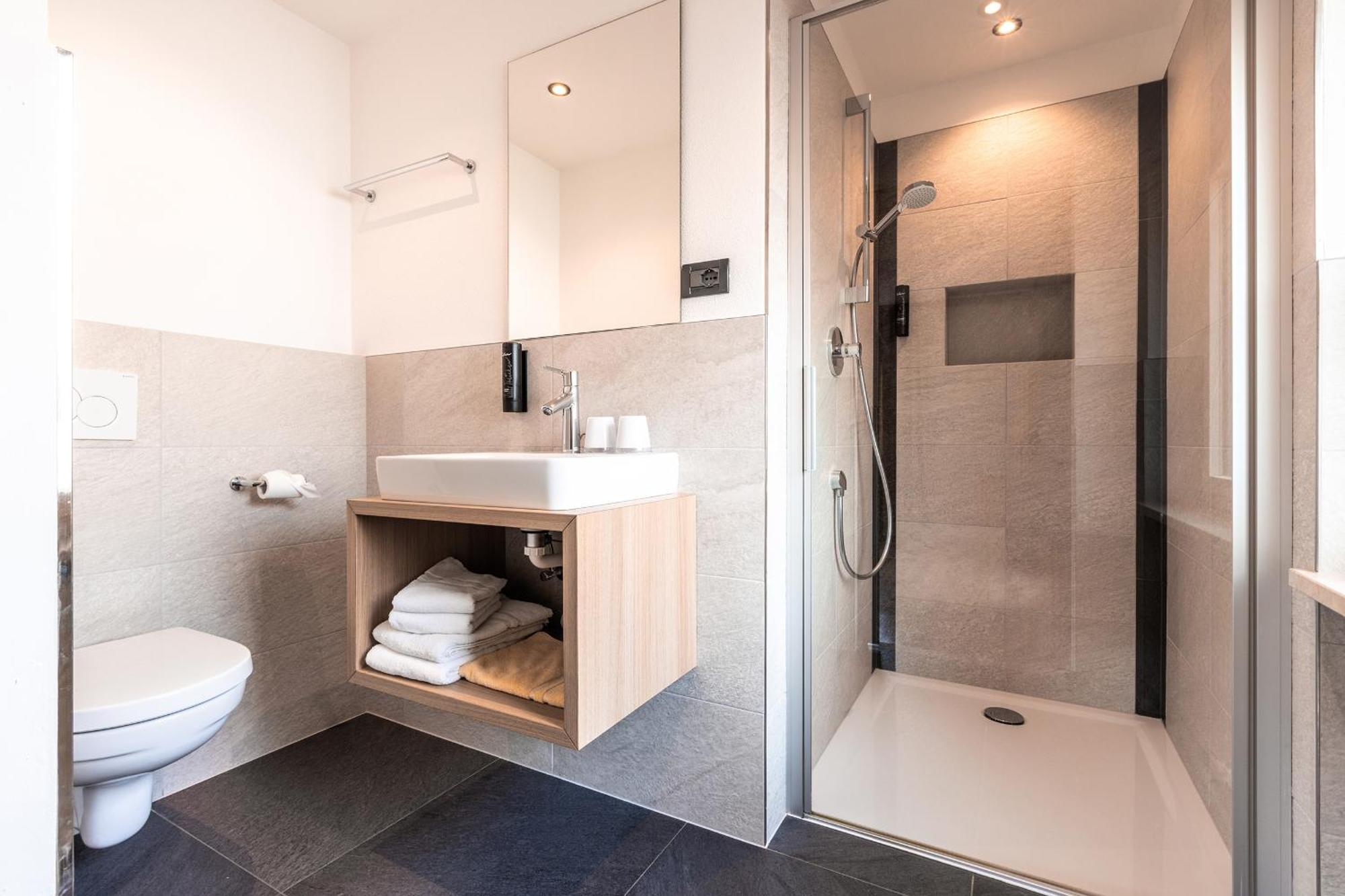 Hotel Zum Loewen - Al Leone Мелтина Екстериор снимка
