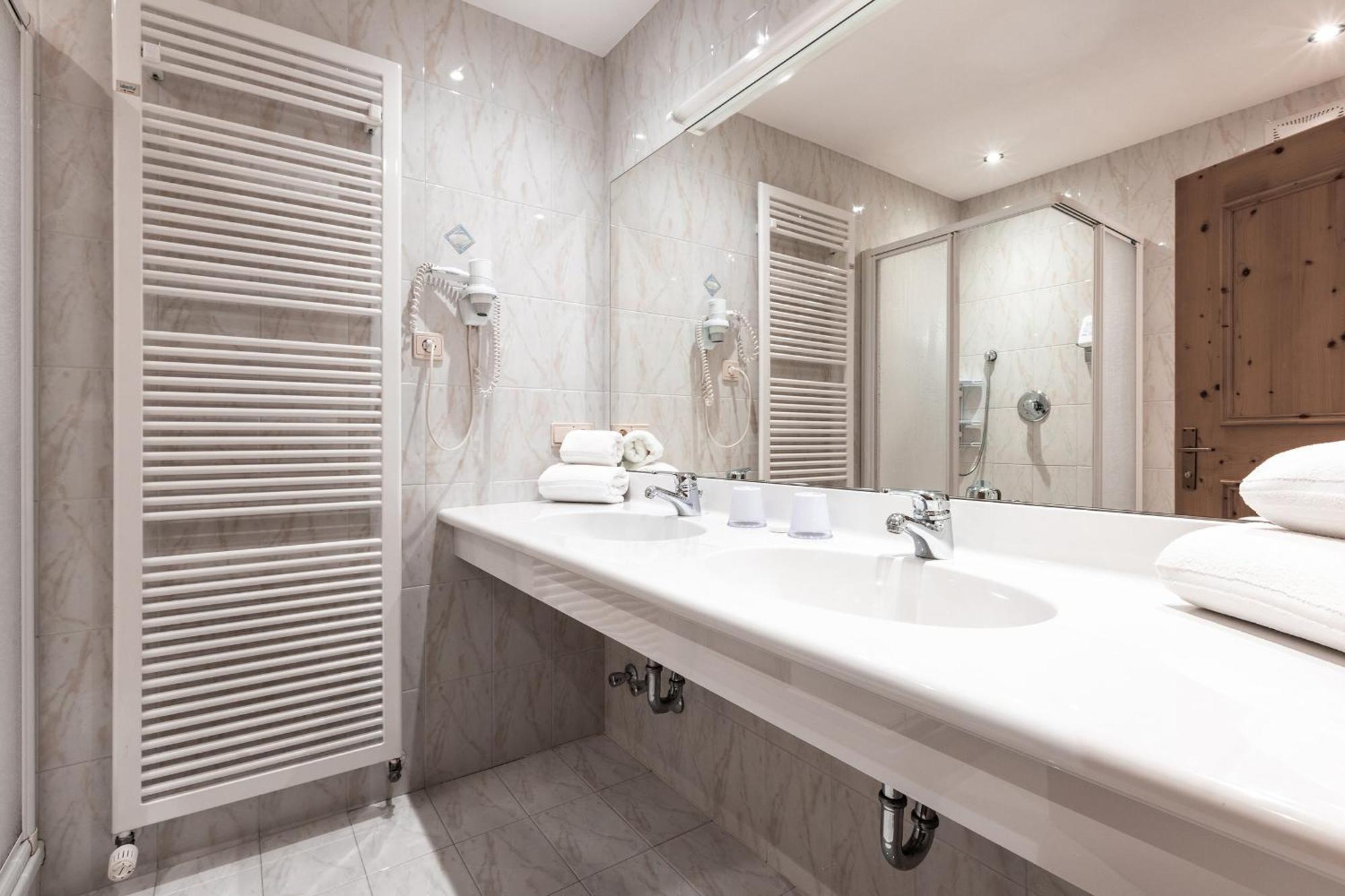 Hotel Zum Loewen - Al Leone Мелтина Екстериор снимка